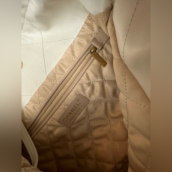 22 Handbag - Picture 10 of 13